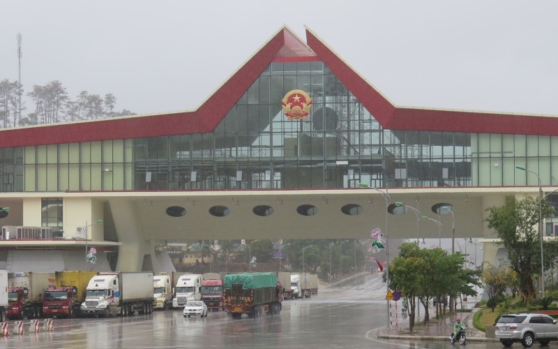 Điều tiết lại phương tiện chở hàng xuất khẩu qua cửa khẩu Hữu Nghị do ảnh hưởng của mưa bão từ ngày 10/9 -0