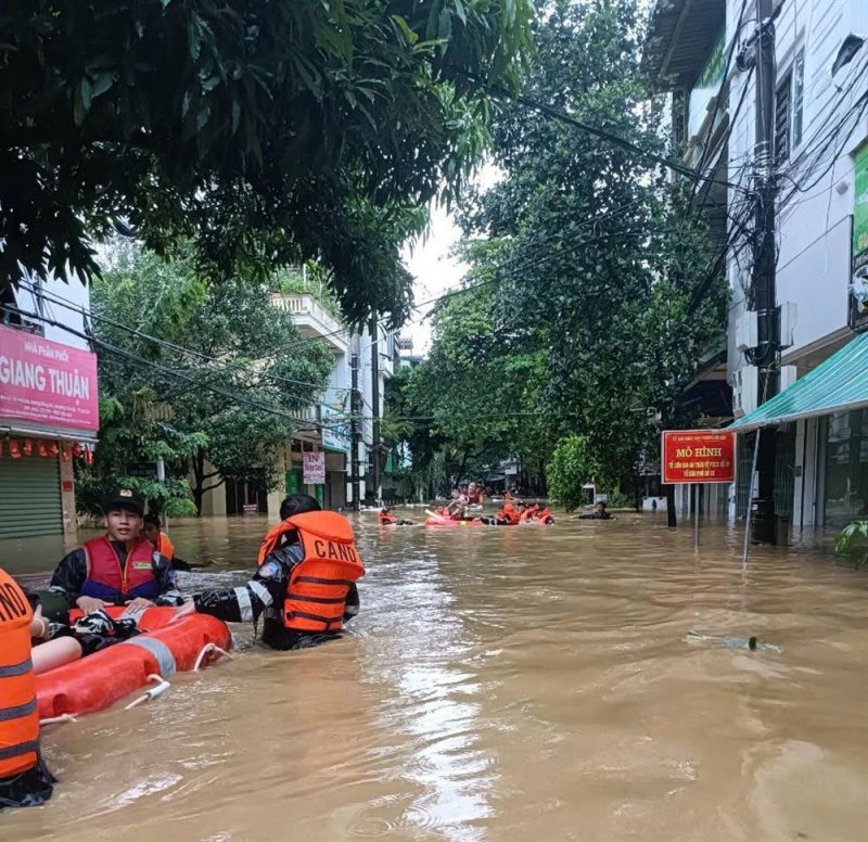 Trung đoàn Cảnh sát cơ động Tây Bắc giúp nhân dân khắc phục hậu quả bão số 3 tại Lào Cai, Yên Bái -1