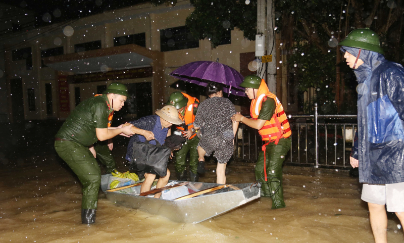 Công an Bắc Ninh xuyên đêm di dân, đắp đê -3