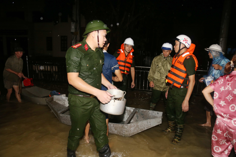 Công an Bắc Ninh xuyên đêm di dân, đắp đê -4