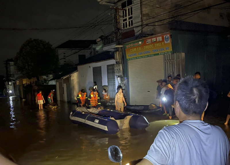 Nỗ lực tìm kiếm thi thể nam thanh niên đi thuyền với mẹ bị lật -0