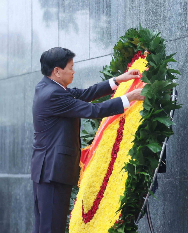 Tổng Bí thư, Chủ tịch nước Lào Thongloun Sisoulith vào Lăng viếng Chủ tịch Hồ Chí Minh -0