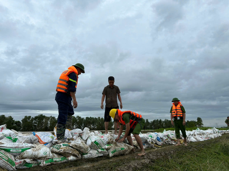 Công an Bắc Giang: Dốc toàn lực giúp dân chống lũ, đắp đê, chuyển người -1