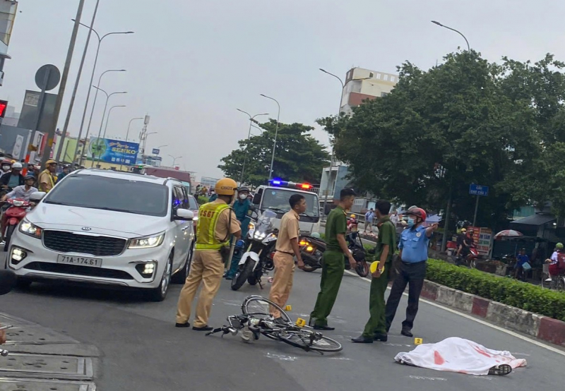 Ùn ứ đầu giờ làm vì xe tải đổ dốc cầu tông người đi xe đạp tử vong -0