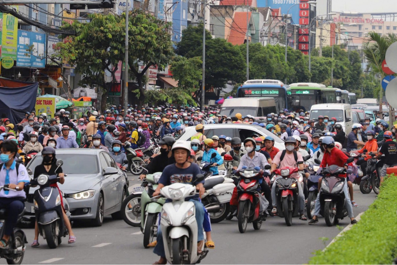 Ùn ứ đầu giờ làm vì xe tải đổ dốc cầu tông người đi xe đạp tử vong -0