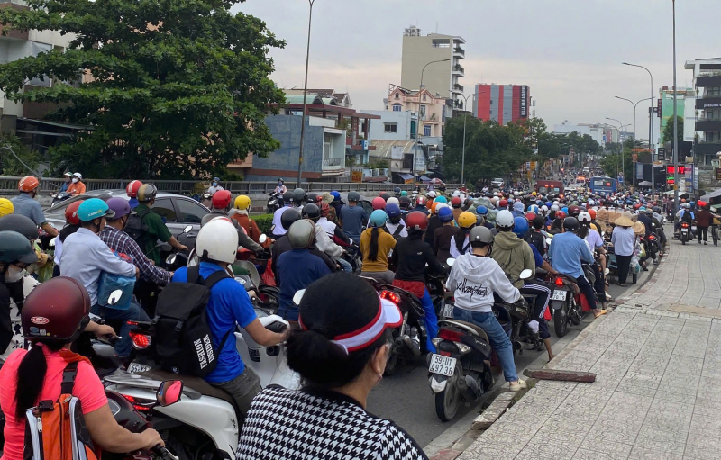 Ùn ứ đầu giờ làm vì xe tải đổ dốc cầu tông người đi xe đạp tử vong -1