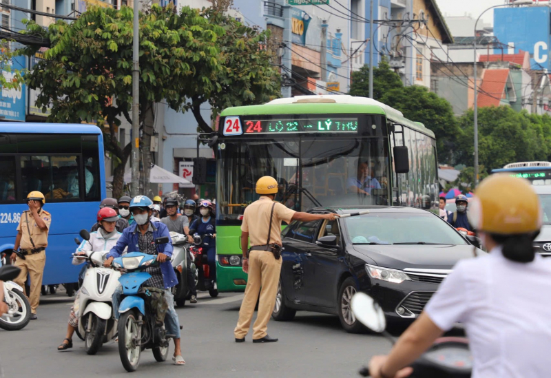 Ùn ứ đầu giờ làm vì xe tải đổ dốc cầu tông người đi xe đạp tử vong -2