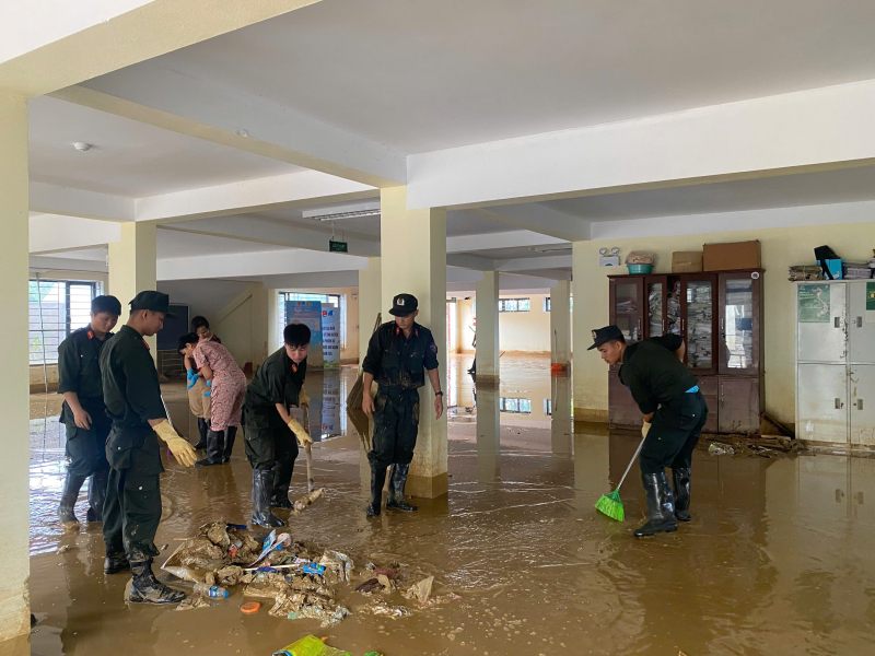 Bộ Tư lệnh Cảnh sát cơ động tiếp tục tăng cường giúp 7 địa phương khắc phục hậu quả mưa bão -1