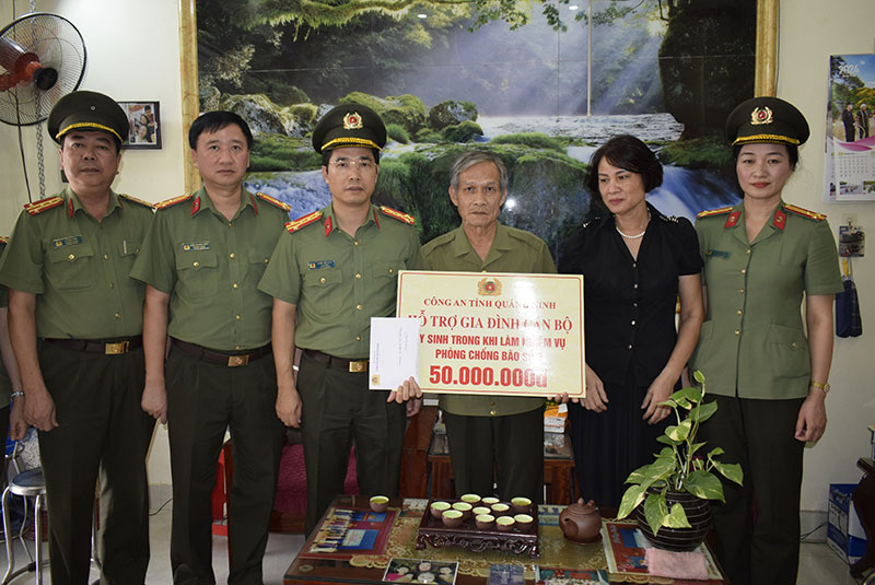 Thăm hỏi và chia buồn với gia đình chiến sỹ Công an hy sinh ở Quảng Ninh -0