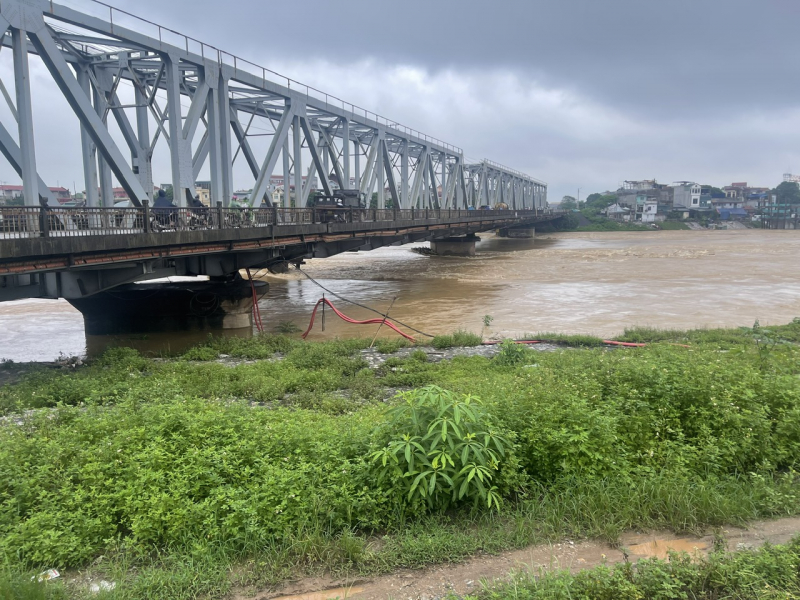 Tuyệt đối không để phương tiện thủy neo đậu gần cầu vượt sông -0