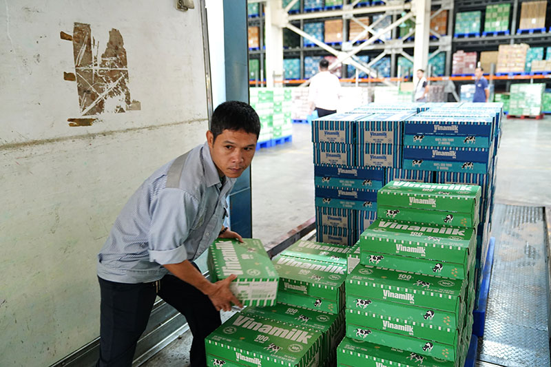 Vinamilk hồ trợ gần 3 tỷ đồng sản phẩm dinh dưỡng thiết yếu cho người dân vùng bão lũ -0