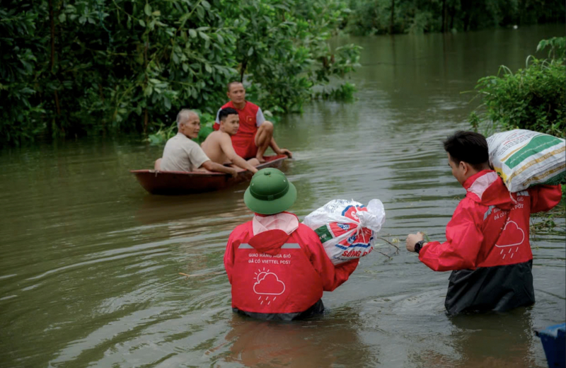 Viettel hỗ trợ người dân bị ảnh hưởng bởi bão lũ 100 tỷ đồng -0