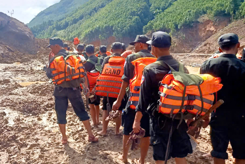 Hàng trăm CBCS Công an tham gia tìm kiếm cứu hộ, cứu nạn tại Bản Cái -0