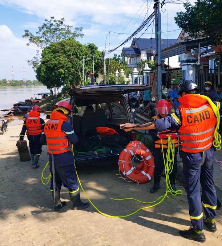 Công an tỉnh Phú Thọ phối hợp với các lực lượng thực hiện tìm kiếm cứu hộ, cứu nạn sự cố sập cầu Phong Châu -4