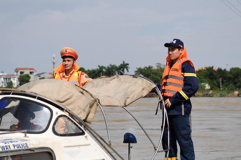 Công an tỉnh Phú Thọ phối hợp với các lực lượng thực hiện tìm kiếm cứu hộ, cứu nạn sự cố sập cầu Phong Châu -6