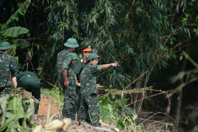 Công an và Quân đội tìm kiếm nạn nhân và vớt phương tiện gặp nạn tại cầu Phong Châu -0