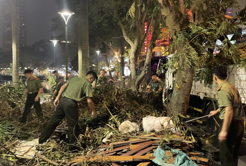 Gần 500 đoàn viên thanh niên CAND xuyên đêm dọn dẹp đường phố Thủ đô sau cơn bão số 3 -1