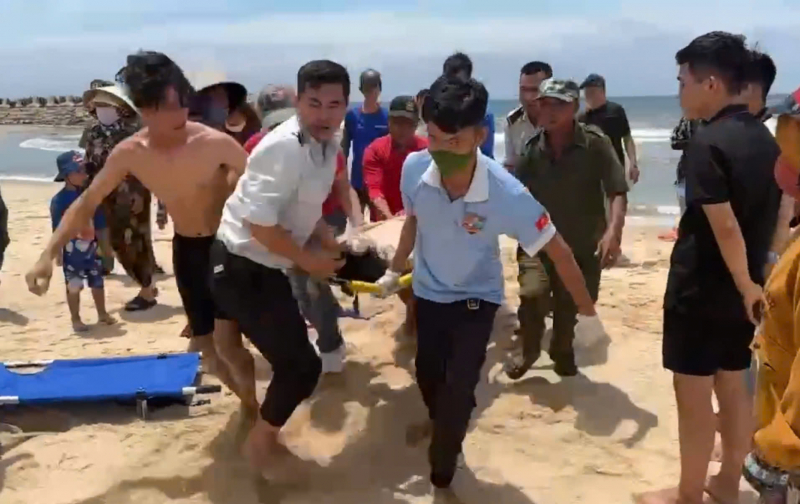 Tắm biển, một du khách bị sóng cuốn, tử vong -0