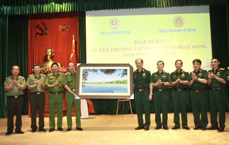 Hội Cựu chiến binh Việt Nam và Hội Cựu CAND Việt Nam ký kết chương ...