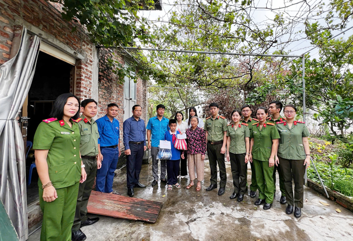 Tặng quà Trung thu cho trẻ ẻm bị ảnh hưởng của cơn bão số 3 trên địa bàn tỉnh Hải Duowng -0