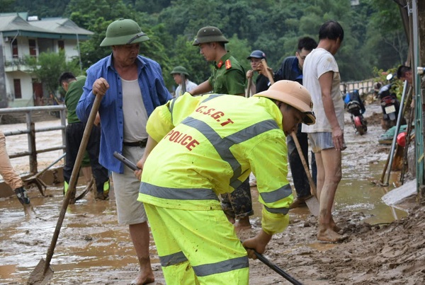 lực lượng công an giúp dân khắc phục hậu quả sau bão số 3..jpg -0