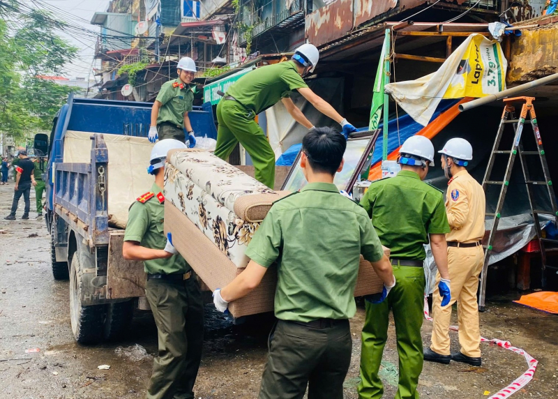 Công an Hải Phòng giúp dân di dời khỏi chung cư cũ nguy cấp sau bão số 3 -0