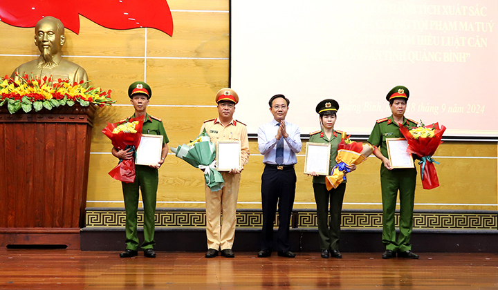 Trao thưởng cho các các tập thể, cá nhân đạt thành tích xuất sắc về phòng, chống tội phạm -0