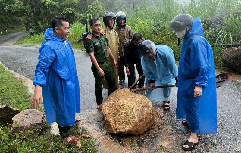 Công an xã bám địa bàn hỗ trợ người dân ứng phó mưa lũ, sạt lở đất -0