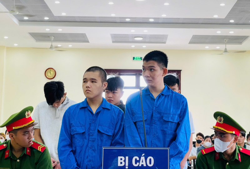 Những bị cáo mặt