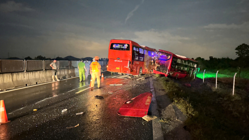 Hai  xe khách va chạm trên cao tốc Vĩnh Hảo - Phan Thiết, 8 người thương vong -0