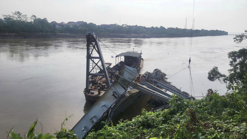 Đẩy nhanh tiến độ trục vớt nhịp cầu Phong Châu và phương tiện gặp nạn -1