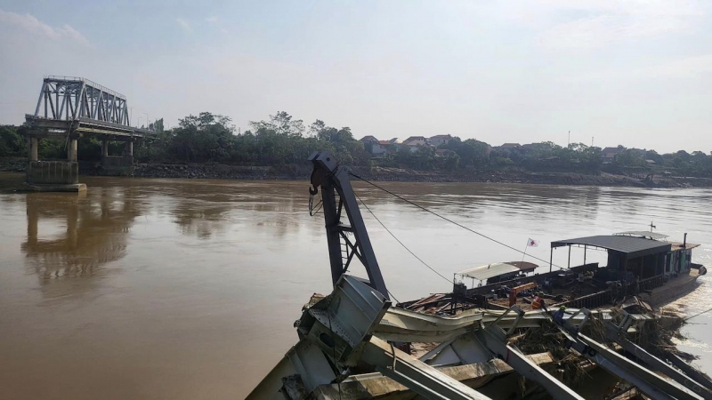 Đẩy nhanh tiến độ trục vớt nhịp cầu Phong Châu và phương tiện gặp nạn -2
