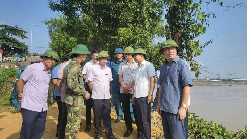 Đẩy nhanh tiến độ trục vớt nhịp cầu Phong Châu và phương tiện gặp nạn -0