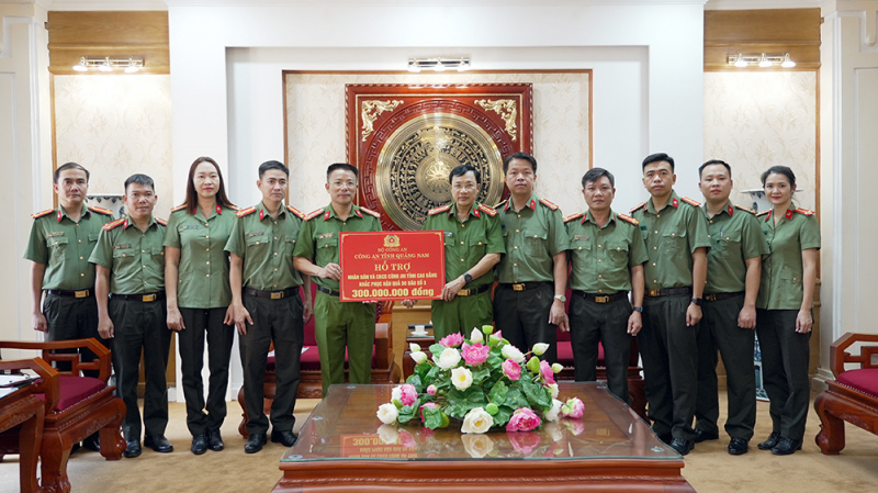 Công an Quảng Nam trao 300 triệu đồng hỗ trợ Công an Cao Bằng khắc phục thiệt hại do bão -0