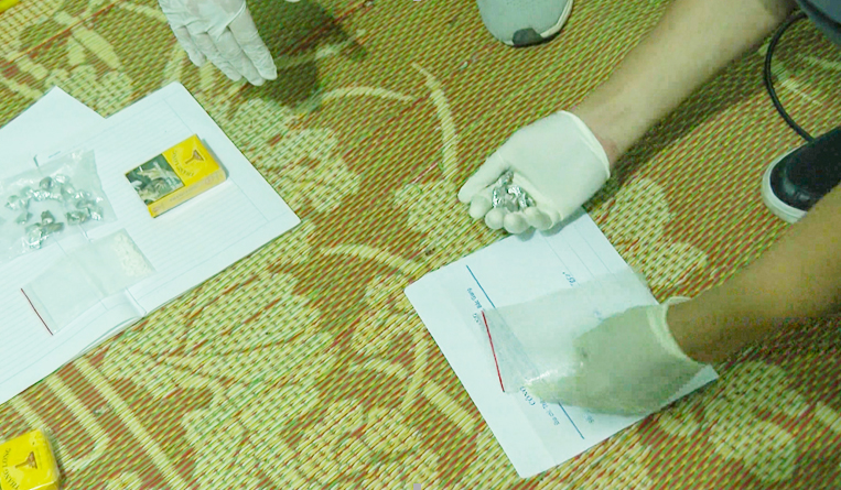 Bắt quản lý trả lương công nhân bằng ma túy -1