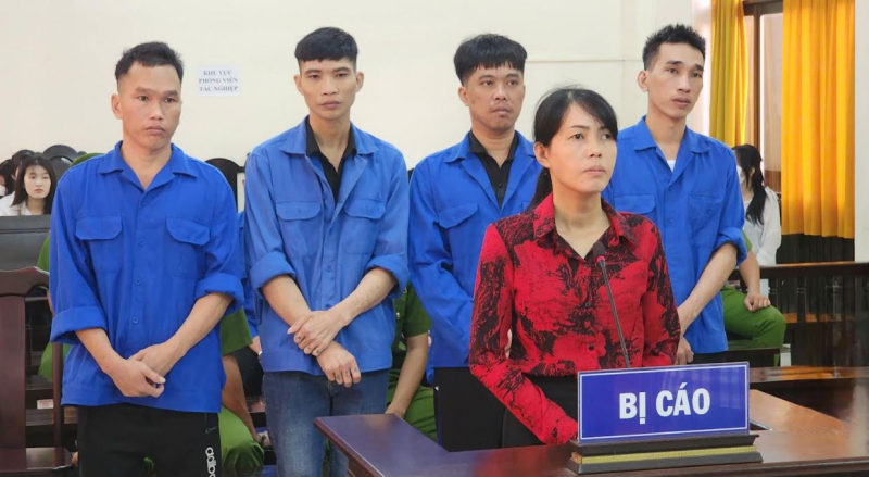 Đánh hội đồng làm nhiều người trọng thương, 5 bị cáo lãnh 23 năm tù -0