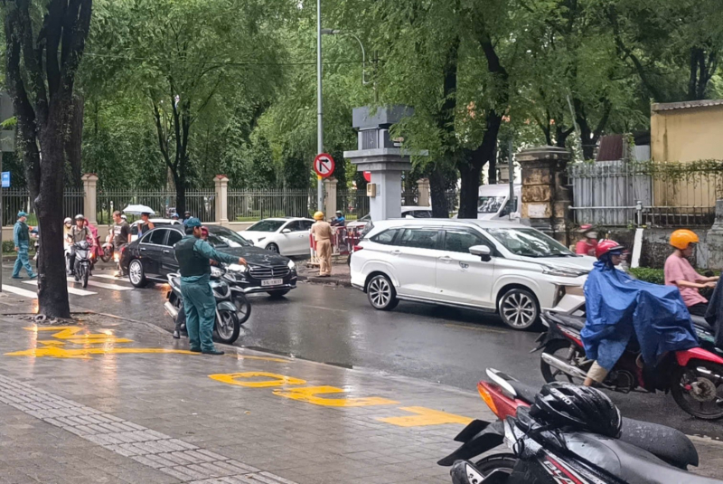 Cây me cổ thụ bật gốc đè nhiều xe máy trong cơn mưa dông -1