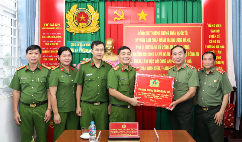 Thứ trưởng Trần Quốc Tỏ thăm, làm việc với Công an xã, phường tại TP Cần Thơ -0