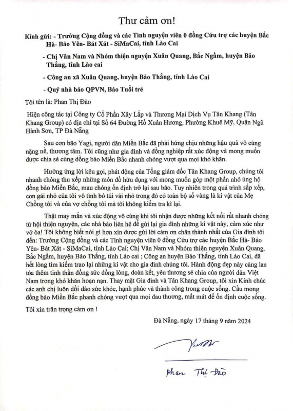 Công an xã bàn giao túi vàng bị bỏ quên thùng đồ từ thiện cho chủ sở hữu -0