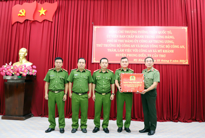 Thứ trưởng Trần Quốc Tỏ thăm, làm việc với Công an xã, phường tại TP Cần Thơ -0