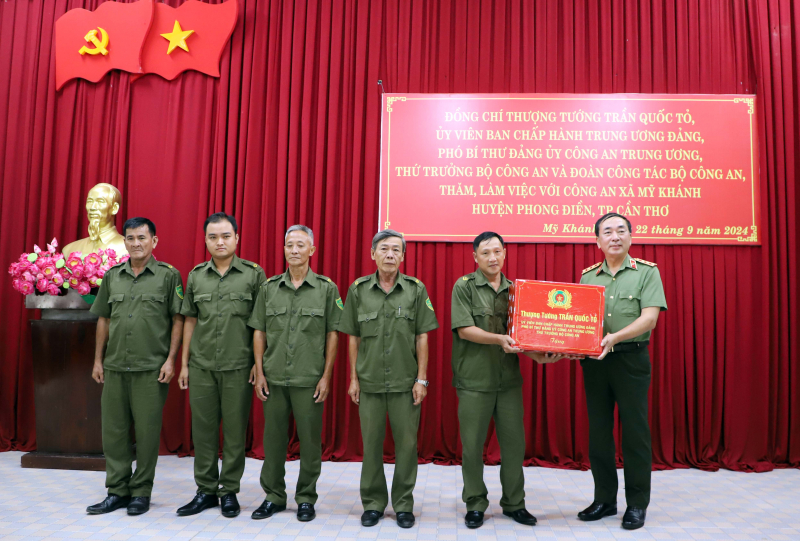 Thứ trưởng Trần Quốc Tỏ thăm, làm việc với Công an xã, phường tại TP Cần Thơ -1