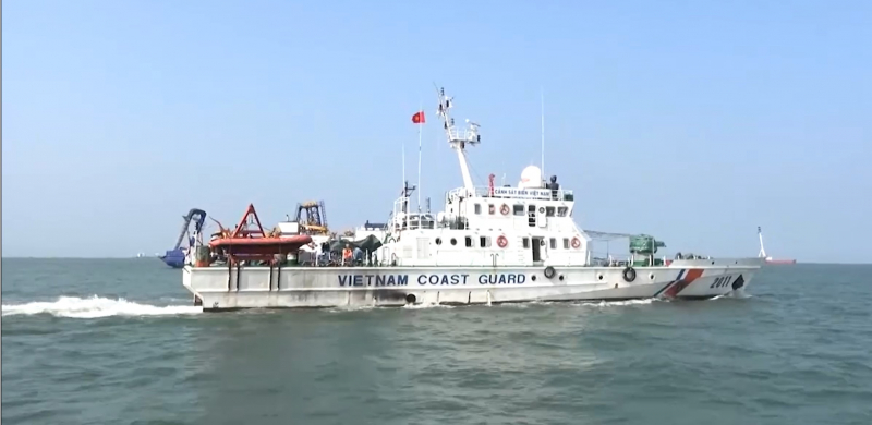 Tàu Cảnh sát biển tham gia tìm kiếm 2 ngư dân mất tích trên biển -0