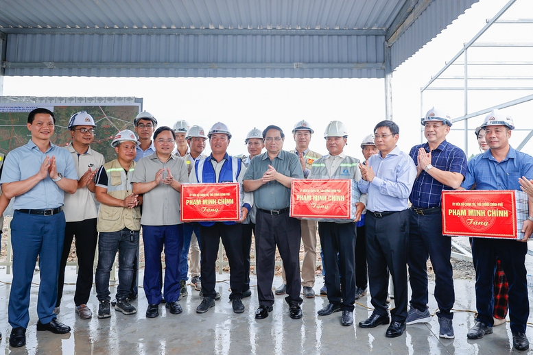 Thủ tướng thăm  khu nhà ở xã hội và kiểm tra tiến độ dự án đầu tư xây dựng đường Vành đai 4 - Vùng Thủ đô  -0