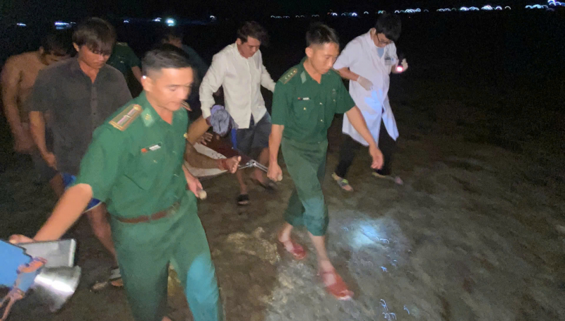 Tàu Cảnh sát biển tham gia tìm kiếm 2 ngư dân mất tích trên biển -0