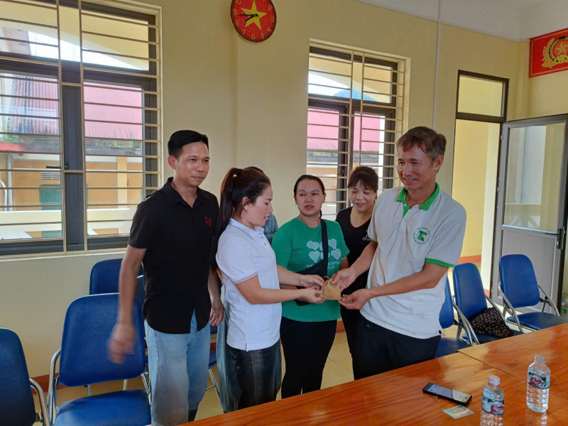 Công an xã bàn giao túi vàng bị bỏ quên thùng đồ từ thiện cho chủ sở hữu -1