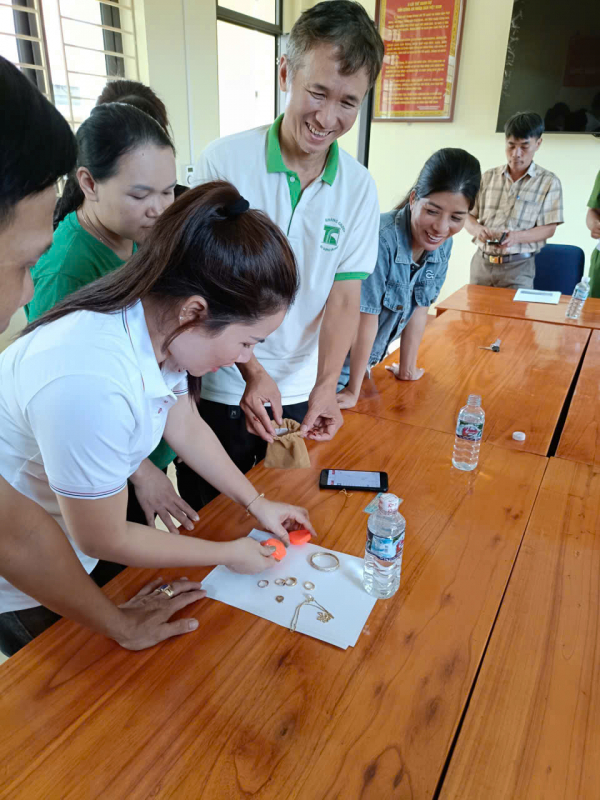 Công an xã bàn giao túi vàng bị bỏ quên thùng đồ từ thiện cho chủ sở hữu -2