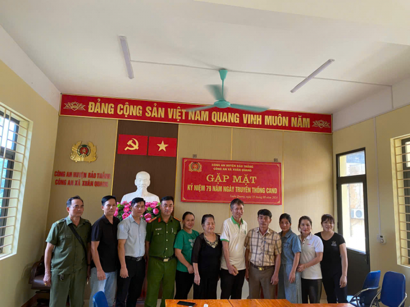 Công an xã bàn giao túi vàng bị bỏ quên thùng đồ từ thiện cho chủ sở hữu -0