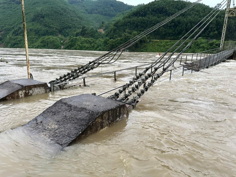 Các huyện miền núi Thanh Hoá mưa lớn, Công an giúp dân chằng néo nhà cửa, bế người già chạy lũ -0