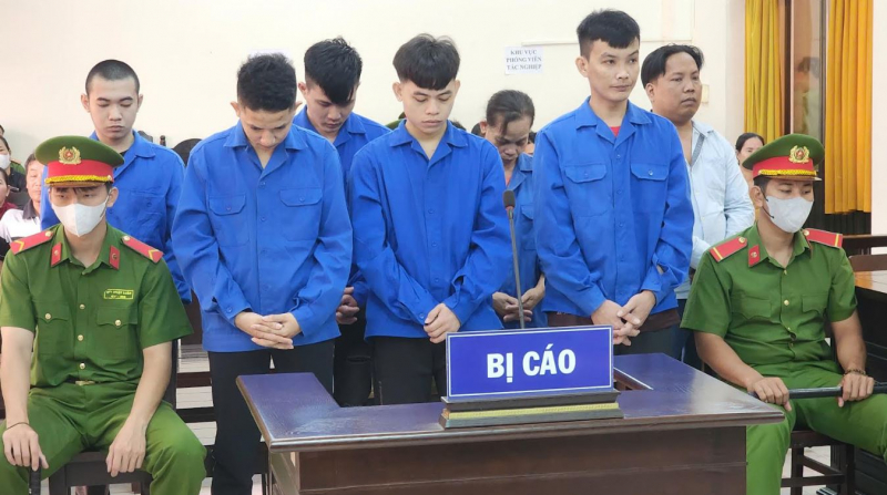 Gây tử vong cho bạn nghiện, 7 bị cáo lãnh án 41 năm tù -0