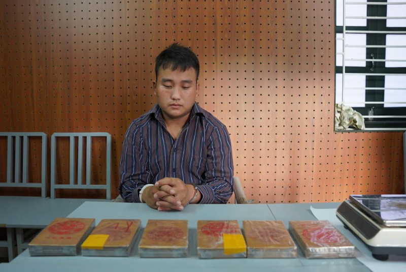 Thanh niên 18 tuổi bị bắt khi đang vận chuyển 6 bánh heroin -0